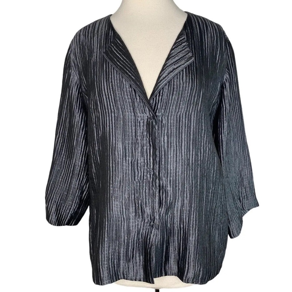 Eileen Fisher Silk Textured Crepey Round Neck Jacket
Buttoned Gray Silver